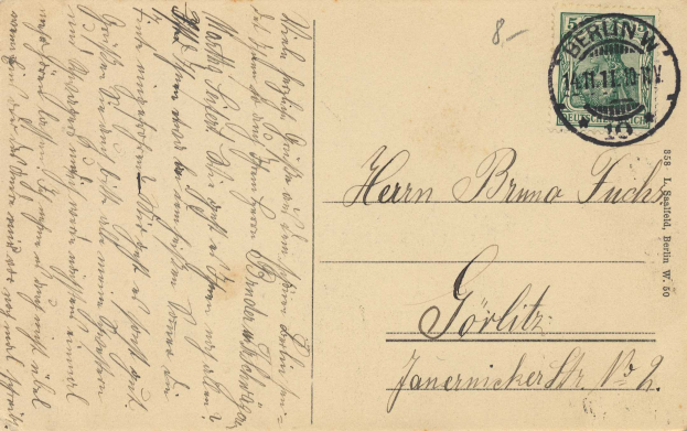 Eine alte Postkarte mit einer Briefmarke, an den Präsidenten von Deutschland adressiert, mit handgeschriebener Text.