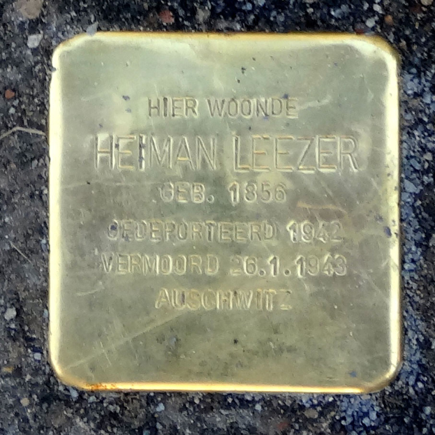 Ein rechteckiges Messingplättchen am Boden mit der Inschrift "Hier Wohnte Heiman Leezer."