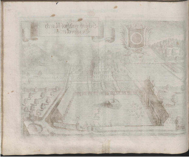 Ein aufgeschlagenes Buch mit einer detaillierten Stadtansicht, die Gebäude, Straßen und Text enthält, der Informationen über die Stadt bereitstellt.