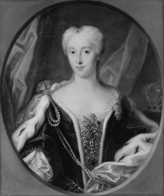 Schwarz-weiß-Porträt einer Frau in einem prunkvollen Kleid mit detaillierten Verzierungen, frisiertem Haar in einem Dutt, feinen Gesichtszügen und einem würdevollen Ausdruck, der mutmaßlich Königin Elizabeth I. von England ist.