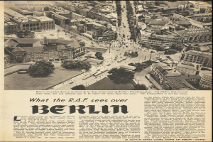 Schwarzes und weißes Zeitungsbild, das eine Stadtlandschaft mit Gebäuden, Bäumen und Fahrzeugen zeigt, begleitet von Text.