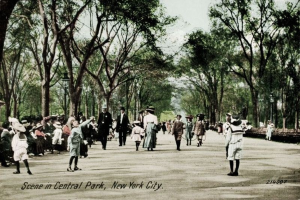 Gruppe von Menschen, die auf einer von Bäumen gesäumten Straße im Central Park, New York City, spazieren gehen und sitzen; Text unten auf dem Bild.