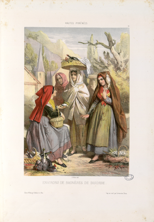 Eine Gruppe von Frauen steht vor einem Gebäude, eine hält einen Korb auf dem Kopf, mit Bäumen, Hügeln und einem klaren blauen Himmel im Hintergrund und Text am unteren Bildrand.