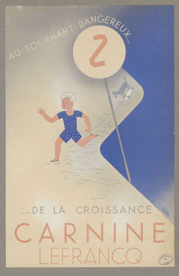 Eine Person in einem hellgelben Kleid strahlt breit in der Mitte eines Karnevalplakats, umgeben von der fetten schwarzen Schrift 'Karneval'.