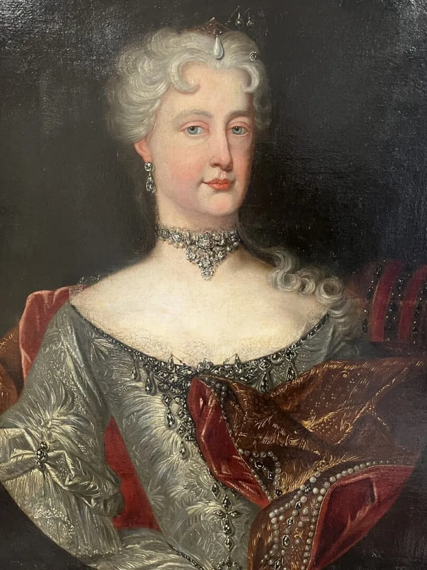 Ein Gemälde einer Frau in einem roten Kleid, die mutmaßlich Königin Victoria ist, mit dunklem Hintergrund, einem Halsband und frisiertem Haar, die zur Seite blickt und einen würdevollen Gesichtsausdruck hat.