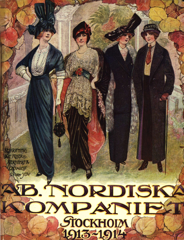 Ein Plakat von 1913-1914 für die Ab Nordiska Company in Stockholm, das vier Frauen in einer Reihe zeigt, von denen jede ein Kleid und einen Hut in einer anderen Farbe trägt, mit Text, der die Firma und ihre Dienstleistungen beschreibt.