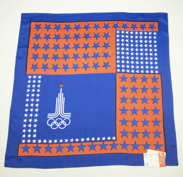 Ein blaues und orangefarbenes Bandana mit dem Olympischen Logo auf einem weißen Hintergrund.