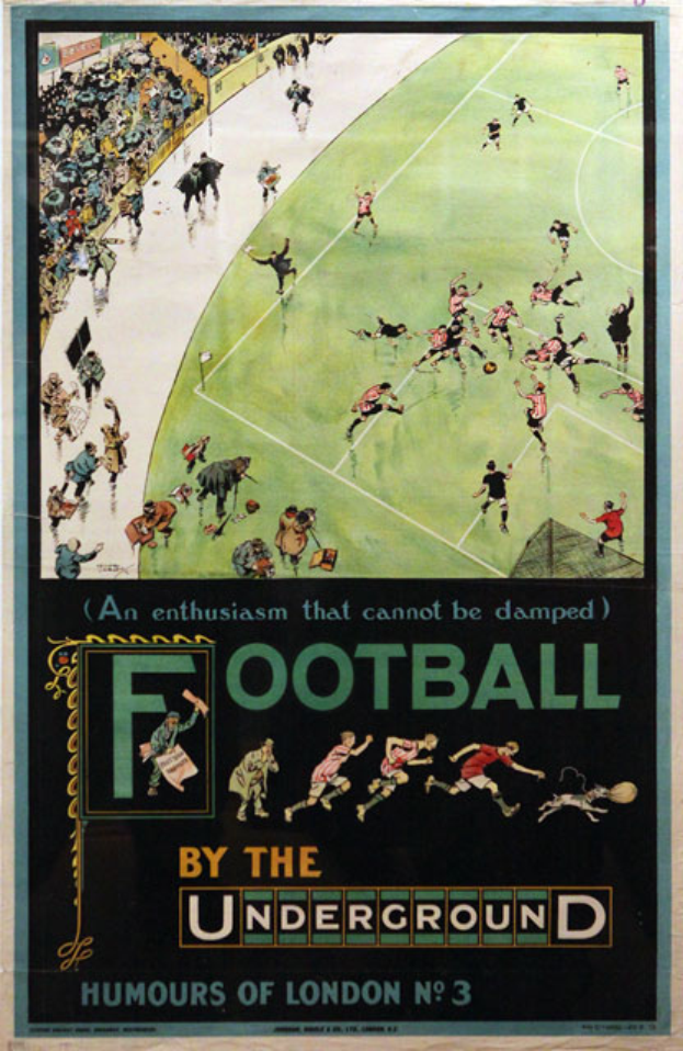 Ein Vintage-Plakat, das ein Fußballspiel ankündigt, betitelt mit "Fußball unter der U-Bahn - Londoner Humor Nr. 3", zeigt eine Zuschauermenge in einem Stadion.