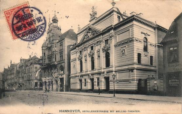 Schwarz-weiß-Postkarte einer belebten Stadtstraße in Hannover, Deutschland, mit Gebäuden, Straßenlaternen, Lichtern, Fußgängern und einem Himmel im Hintergrund.