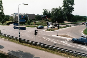 POL-REK: 250828-2: Fahrer verliert Kontrolle im Kreisverkehr nach angeblicher Rennerei