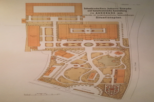 Ausführlicher architektonischer Grundriss eines Gebäudes mit begleitendem erklärendem Text auf Papier.