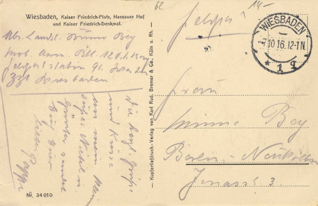 Alte Postkarte mit einem nach Wiesbaden, Deutschland adressierten Stempel, die handgeschriebene Texte und einen Stempel in der oberen rechten Ecke enthält.