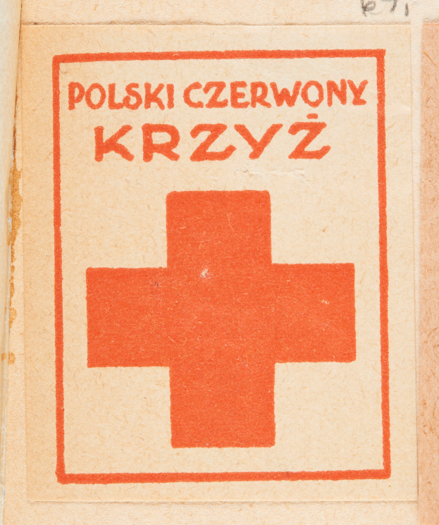 Ein altes Buch mit einem roten Kreuz und einem Pluszeichen auf dem Deckel, wahrscheinlich ein Verbandskasten, mit Text darauf.