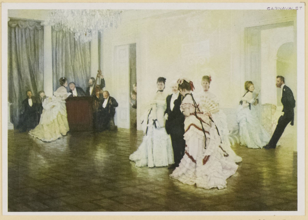 Schwarzes und wei├čes Foto einer Gruppe von Menschen, die in einem Ballsaal tanzen, mit m├Ąnnlichen und weiblichen Personen, die stehen und sitzen, einem Tisch vorne, Vorh├Ąngen und einem Kronleuchter im Hintergrund und Text unten.