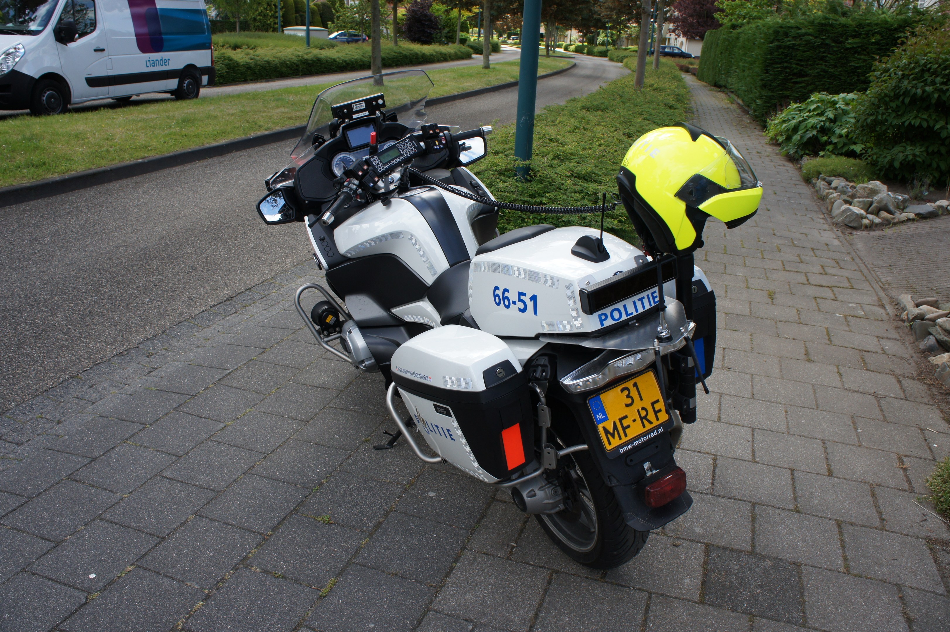 150 km/h! Mann fährt mit E-Bike auf Autobahn und führt gefährliche Stunts auf