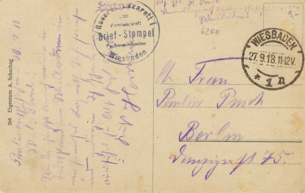 Eine alte Postkarte mit einem violetten 'Wiesbaden, Deutschland - 1. Weltkrieg' -Stempel und handgeschriebener Text.