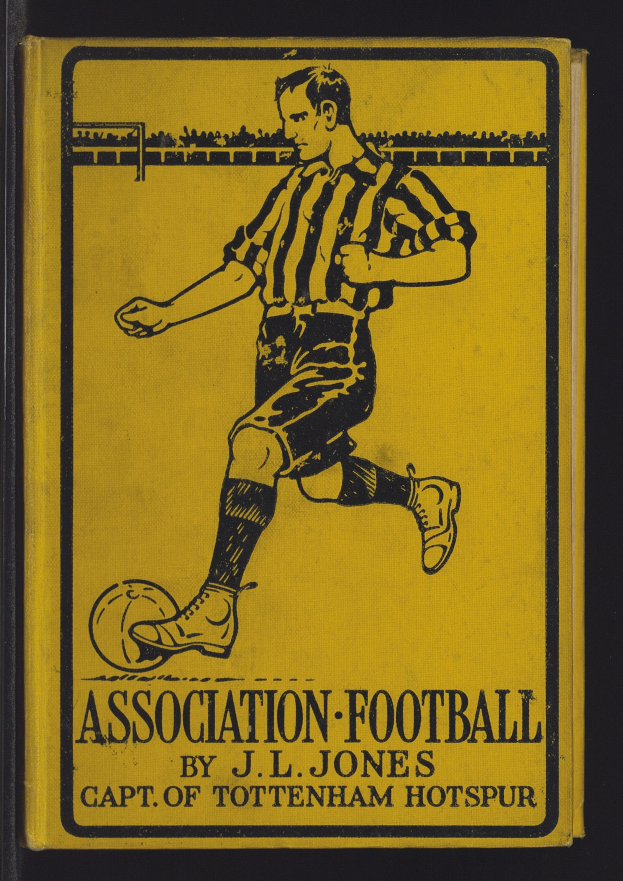 Ein Buchumschlag mit einem Mann in einem Fußballtrikot, der einen Fußball tritt, mit der Aufschrift "Association Football by J.L. Jones".