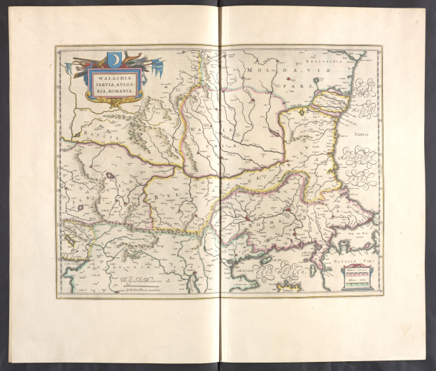 Offenes Buch mit detaillierten Karten von Polen und Ungarn vor schwarzem Hintergrund.
