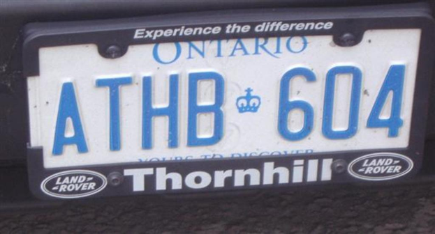 Ein Kfz-Kennzeichen mit der Aufschrift "A THB 604".