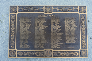 Steintafel an der Außenwand eines Gebäudes mit der Aufschrift 'Zweiter Weltkrieg'