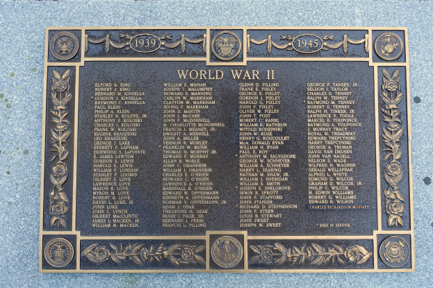 Steintafel an der Außenwand eines Gebäudes mit der Aufschrift 'Zweiter Weltkrieg'