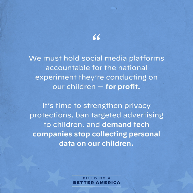 Plakat mit einem Zitat aus 'Building a Better America', das besagt, dass Social-Media-Plattformen für das Experimentieren an Kindern zu Geld verpflichtet werden müssen, verziert mit Sternen.