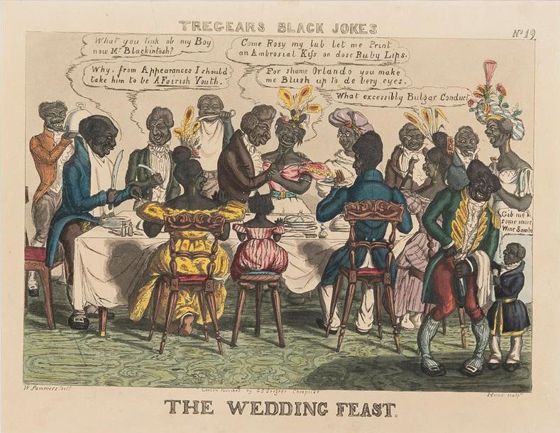 Eine Gruppe von Menschen in traditioneller afrikanischer Kleidung sitzt an einem Tisch bei einem Hochzeitsfest, mit Tellern, Gläsern und beschriebenem Papier auf dem Tisch, das eine fröhliche Atmosphäre vermittelt.