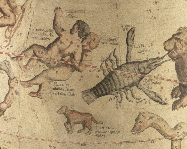Ein altes Sternbildkartenblatt mit Illustrationen von einem Löwen, Giraffe, Sternzeichen und Skorpion sowie begleitendem Text über astrologische Zeichen und ihre Bedeutungen.
