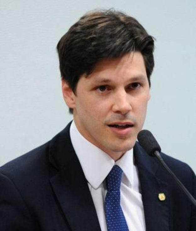 Ein Mann im Anzug und mit Krawatte spricht vor einer Wand in ein Mikrofon, wahrscheinlich spricht er die Genehmigung eines Gesetzes zur Internet-Sperre durch die Regierung an.