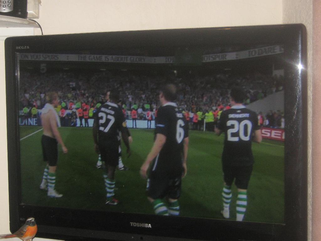 Ein Fernsehbildschirm mit ein paar Menschen.