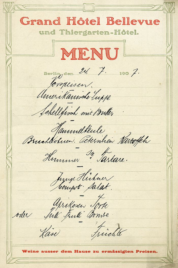 Eine alte Speisekarte vom Grand Hotel Bellevue in Berlin, Deutschland, mit Text und Zahlen, die die Angebote des Restaurants auflisten.
