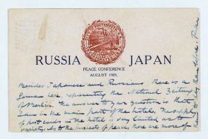 Ein Umschlag mit einer Briefmarke, auf der "Russland und Japan Friedenskonferenz" steht und ein Logo eines Gebaudes in der Mitte.