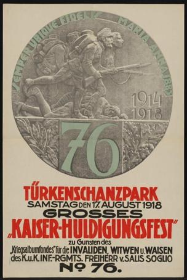 Plakat zum 70-jährigen Jubiläum des Kaiser-Huldigungsfestes in Berlin, Deutschland, mit einer Gruppe von Menschen in der Mitte und umgeben von Text und Zahlen, gerahmt in einem klassischen Photo-Rahmen.