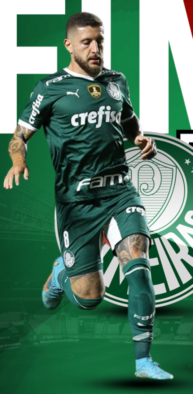 Ein Mann in einem grünen Fussballtrikot rennt mit einem Fussball, zeigt Tattoos auf seinem Körper, mit einem Logo und Text im Hintergrund.