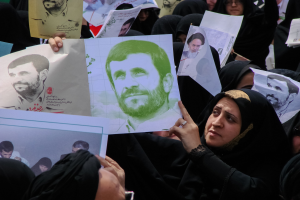 Gruppe iranischer Frauen in schwarzer Kleidung mit Fotos von Präsident Mahmoud Ahmadinejad bei einer Kundgebung in Tehran.