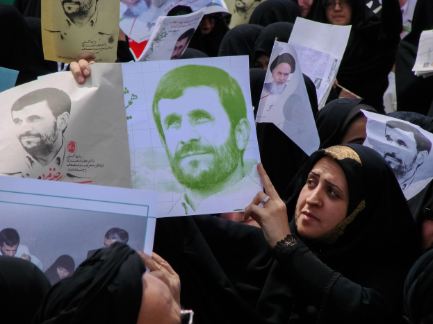 Gruppe iranischer Frauen in schwarzer Kleidung mit Fotos von Präsident Mahmoud Ahmadinejad bei einer Kundgebung in Tehran.