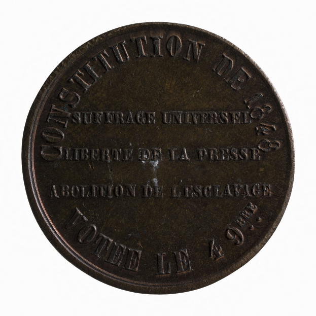 Eine Bronzemedaille mit der Inschrift "Constitution de Suffrage Université" auf einem weißen Hintergrund.