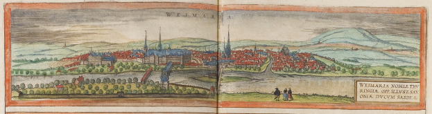 Ein aufgeschlagenes Buch mit einer Zeichnung einer Stadt namens Weimar, umgeben von Bäumen, Gebäuden, Hügeln und einem Himmel, mit Text auf der rechten Seite, der "Weimar, die Stadt Weimar" liest.