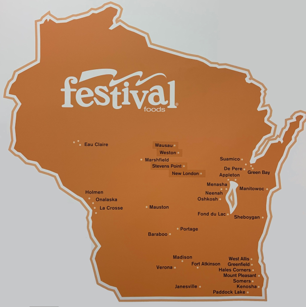 Ein lebendiger Plakatentwurf einer Wisconsin-Karte voller farbenfroher Lebensmittel, beschriftet mit "Festival Foods."