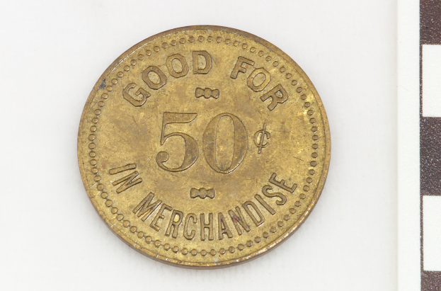 Eine Goldmünze mit der Inschrift "Gültig für 50 in Waren" auf einem weißen Hintergrund.