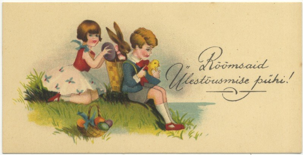 Zwei Kinder sitzen auf dem Gras, eines hält einen Korb mit Ostereiern und das andere ein Spielzeug, mit einem Plakat im Hintergrund.