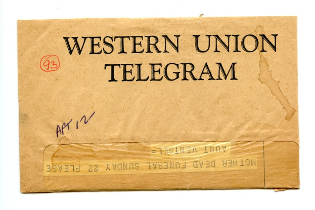 Ein brauner Umschlag mit 'Western Union Telegram' darauf vor einem weißen Hintergrund.