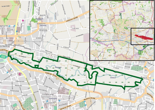 Karte einer in zwei Abschnitte geteilten Stadt mit einer grünen Linie, die die Route eines Radwegs anzeigt, Start- und Zielpunkte, Dauer und Sehenswürdigkeiten.