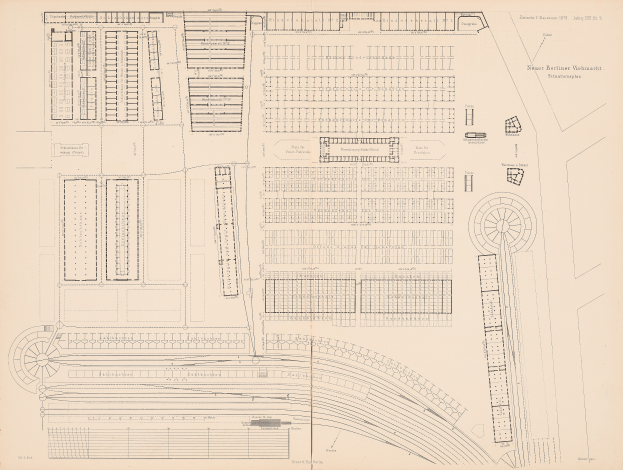 Ein detaillierter alter Stadtplan auf Papier, der zahlreiche Gebäude und einen Bahnhof mit seiner Umgebung zeigt.