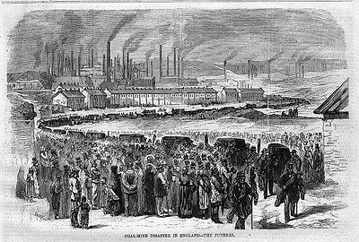 Schwarz-weiß-Zeichnung von Menschen vor einem Fabrikgebäude mit Häusern und Rauch aus Schornsteinen, beschriftet mit "Kohlebergbau-Katastrophe in England, das Ende".