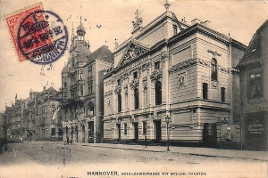Schwarz-weiß-Postkarte einer Stadtstraße in Hannover, Deutschland, die Gebäude, Straßenlaternen, Straßenlaternen, Fußgänger und Himmel zeigt, mit Text und einer Briefmarke unten.