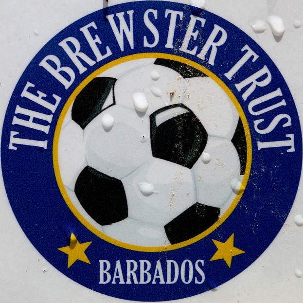 Ein Fußballwappen mit zwei Sternen und Text darunter.