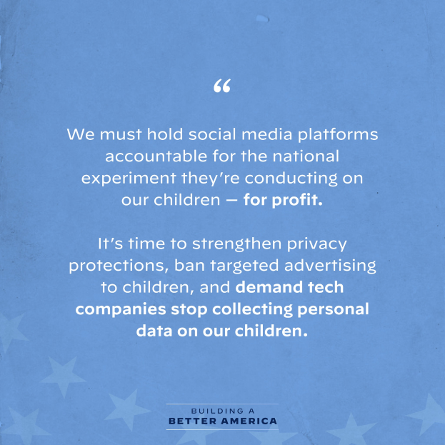 Ein Plakat mit einem Zitat aus Building a Better America, das lautet: "Wir müssen die sozialen Medien für das nationale Experiment, das sie an unseren Kindern durchführen - zum Profit - zur Verantwortung ziehen."