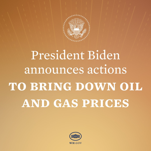 Plakat mit fettem schwarzem Text "Trickle-Down Economics Works Not" auf einem weißen Hintergrund, umrahmt von einem schmalen schwarzen Rand, begleitet von einem Zitat des Präsidenten Biden.