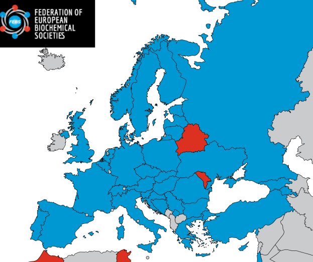 Eine Europakarte mit der hervorgehobenen Europäischen Union in Blau und Rot, um den Prozentsatz der Bevölkerung in jedem Land anzuzeigen, und ein Logo oben links mit den Worten "Föderation europäischer biochemischer Gesellschaften".
